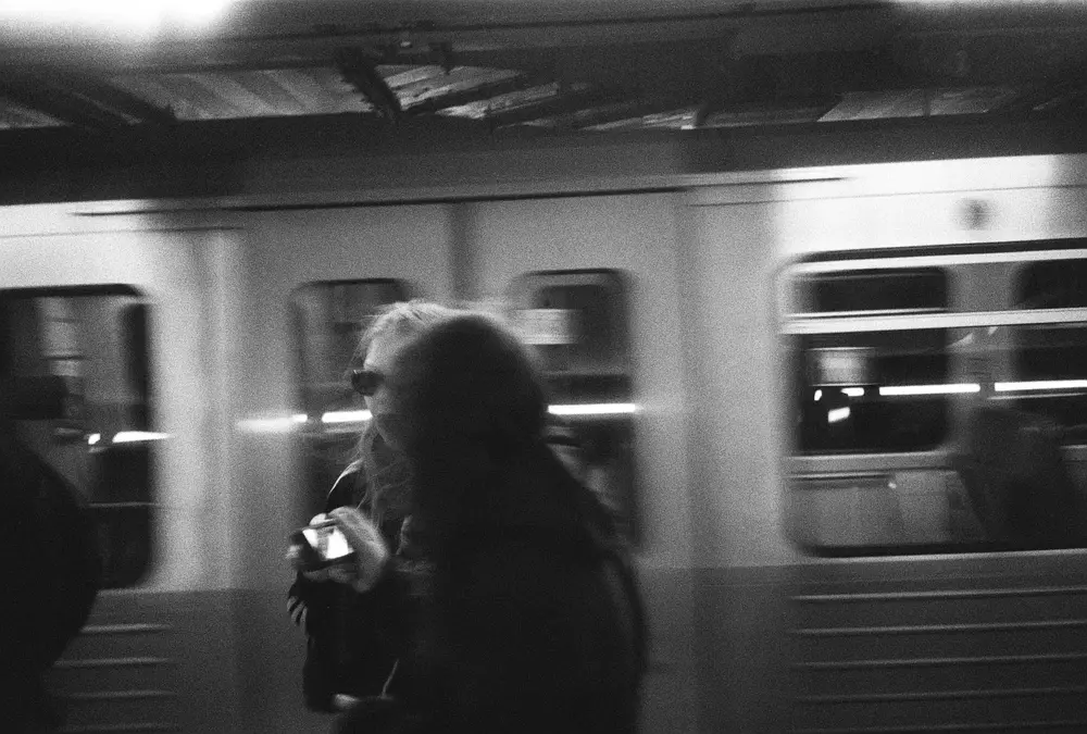 tjejer i tunnelbanan i jungfernstieg, hamburg